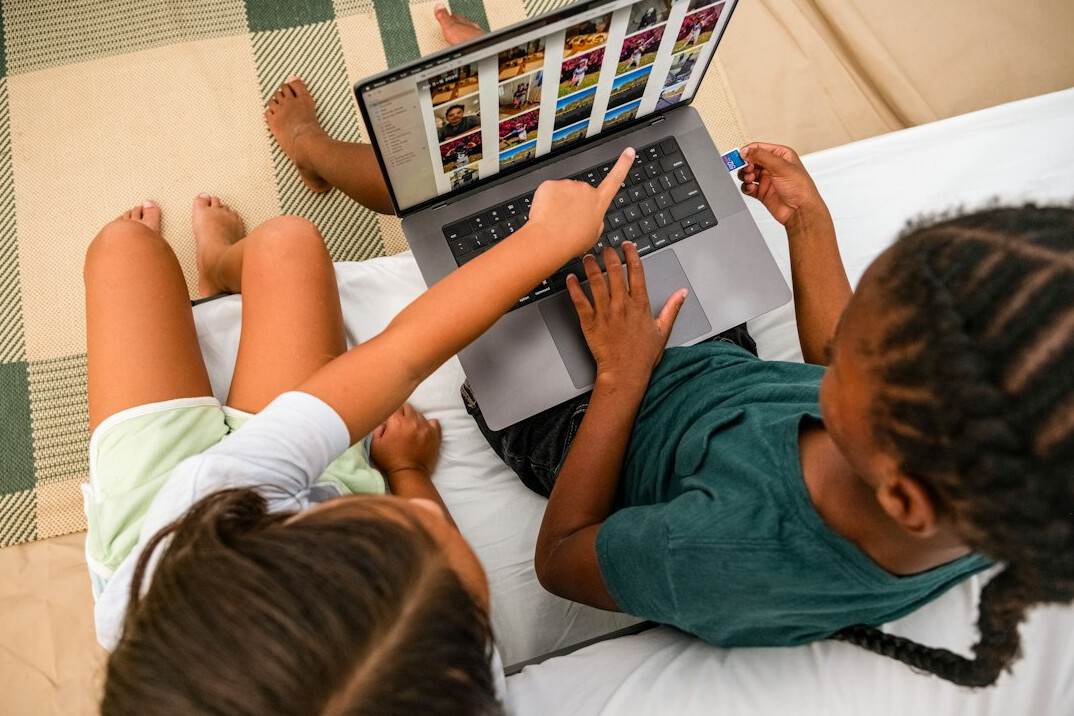 children learning programming